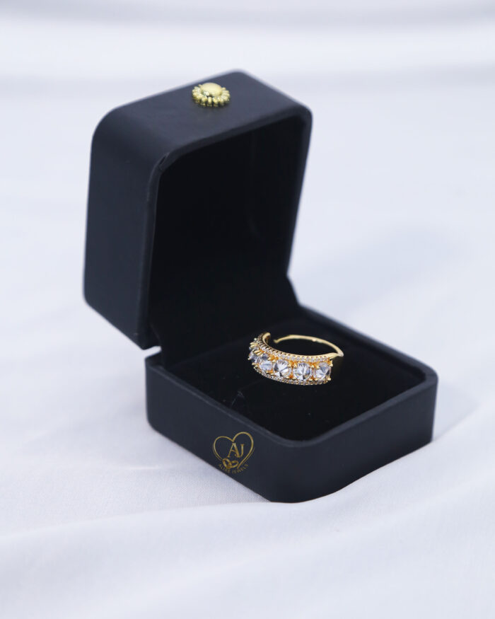 Gold plated zircon band ring for men & women Zircon stone gold ring with diamond look Elegant unisex gold-plated zircon ring
